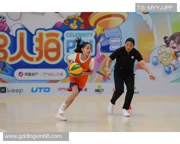 姚明亲自指导年轻球员提升技艺展现篮球精神与团队合作的重要性